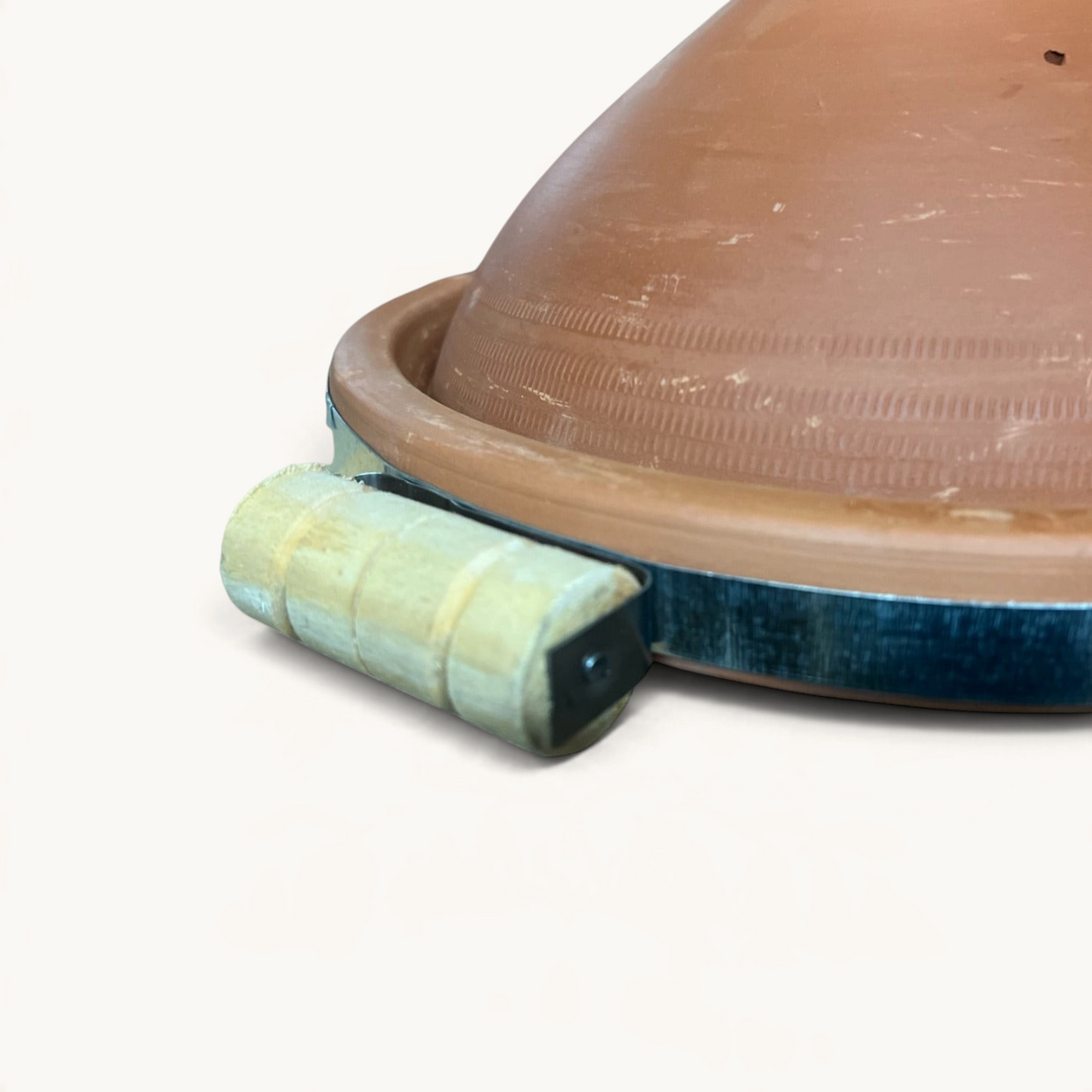 unglazed-natural-moroccan-tagine-wood-handle-removable-metal-plate - 5