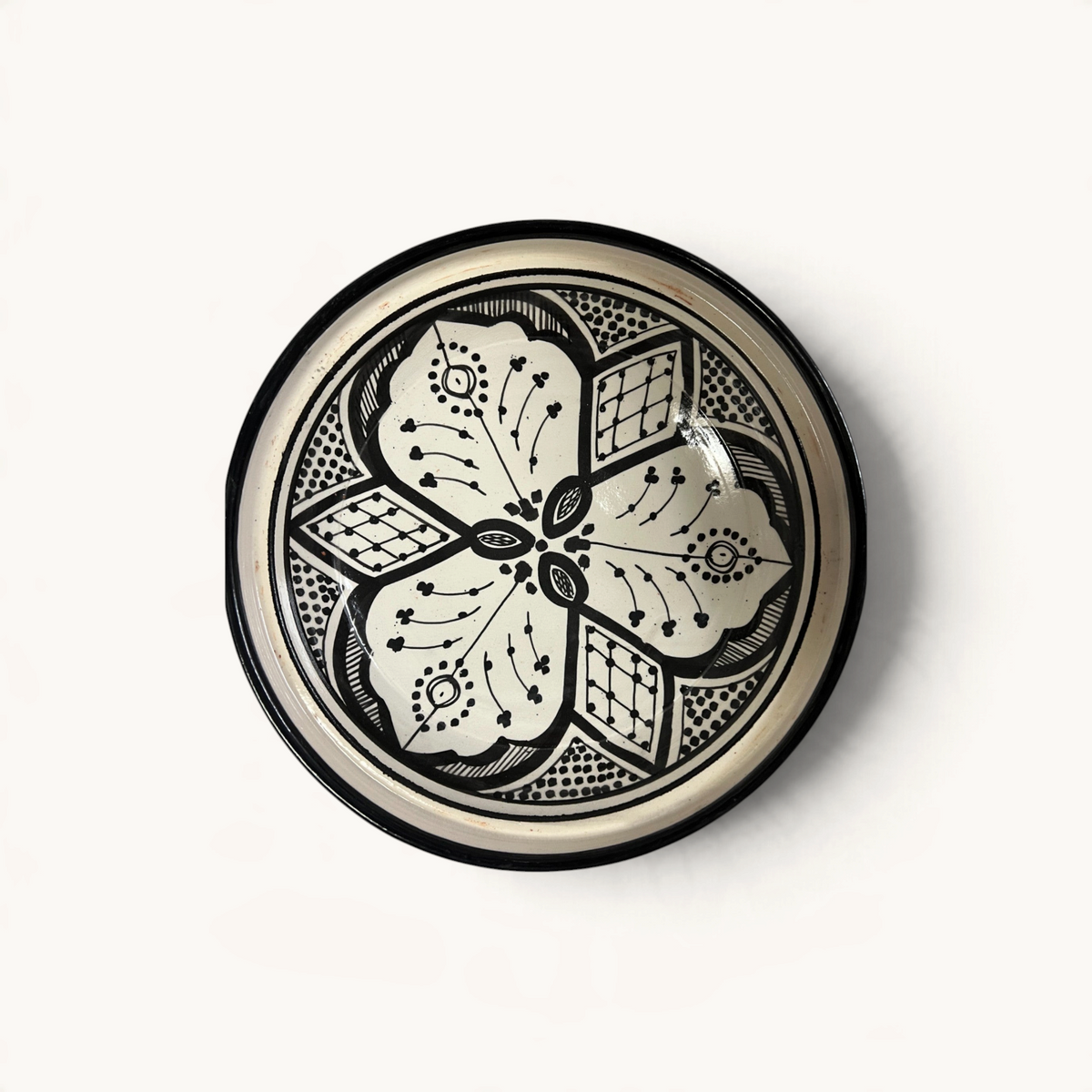 Tajine en céramique TUYYA peint à la main avec un motif floral noir et blanc traditionnel marocain