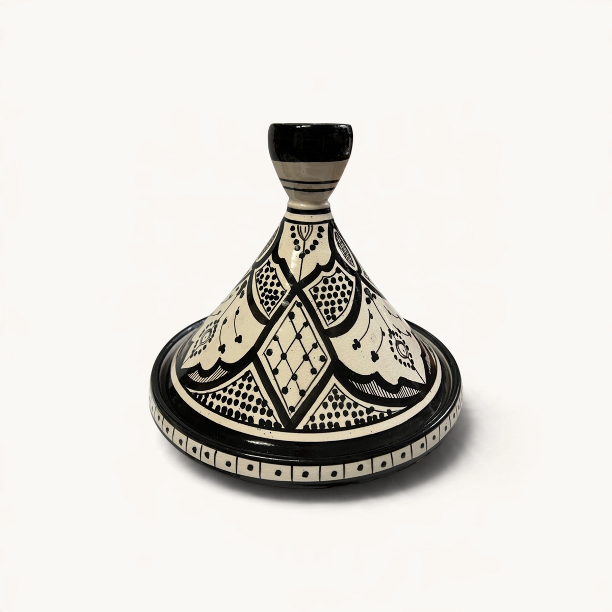 Tajine en céramique TUYYA noir et blanc avec motifs floraux marocains peints à la main sur fond blanc