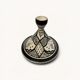 Tajine TUYYA en céramique noir et blanc, fait main au Maroc avec des motifs floraux traditionnels détaillés.