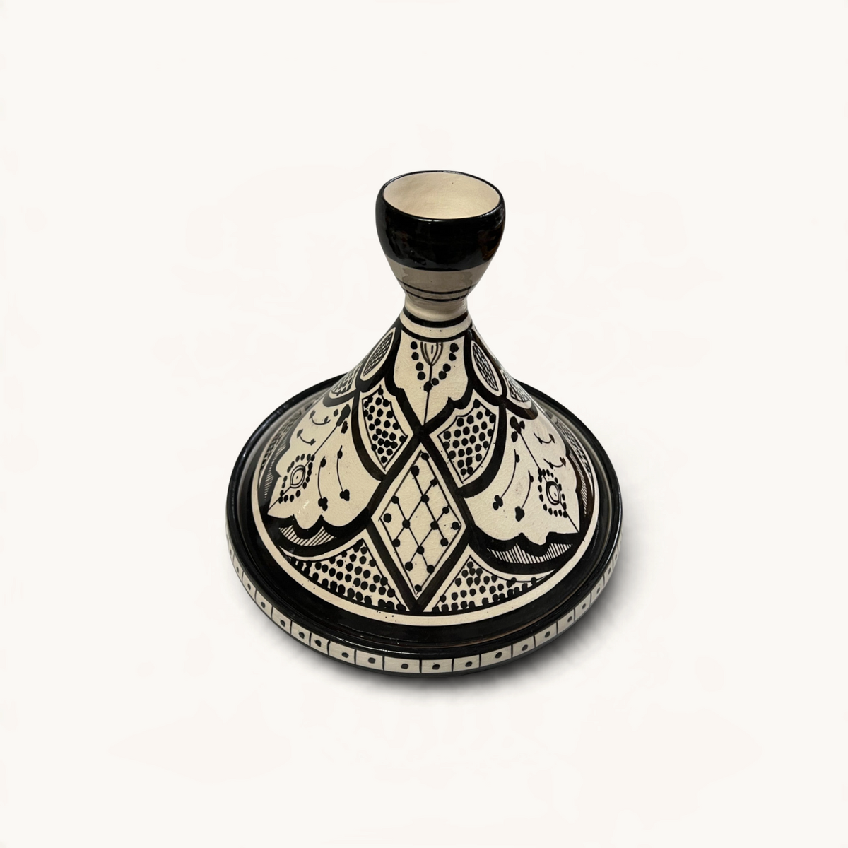 Tajine TUYYA en céramique noir et blanc, fait main au Maroc avec des motifs floraux traditionnels détaillés.