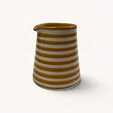 Pichet à lait TUYYA rayé jaune et blanc au design vintage, idéal pour servir la crème avec élégance.