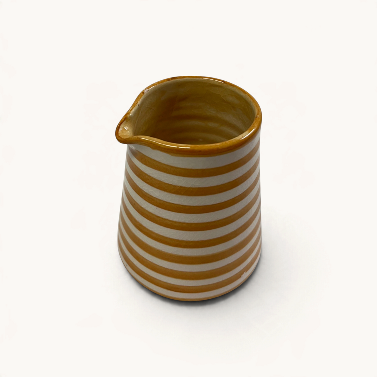 Pichet à lait TUYYA rayé jaune et blanc au design vintage pour servir la crème avec élégance sur une table de ferme.