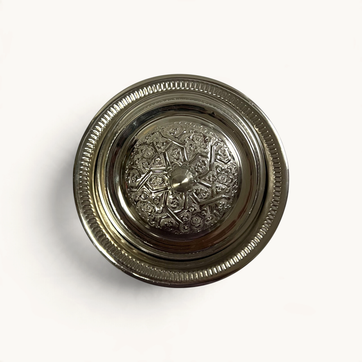 Boîte à sucre TUYYA en maillechort argenté avec motifs gravés artisanaux, vue de dessus
