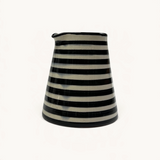 Pichet à lait TUYYA rayé noir et blanc au design vintage pour servir la crème avec élégance sur une table.