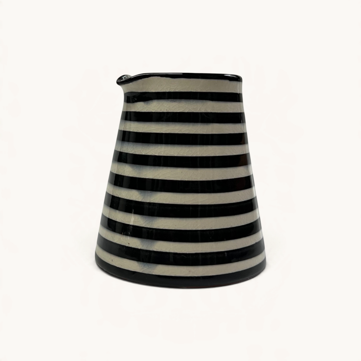 Pichet à lait TUYYA rayé noir et blanc au design vintage pour servir la crème avec élégance sur une table.