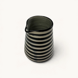 Pichet à lait TUYYA rayé noir et blanc au design vintage, idéal pour servir la crème avec élégance.