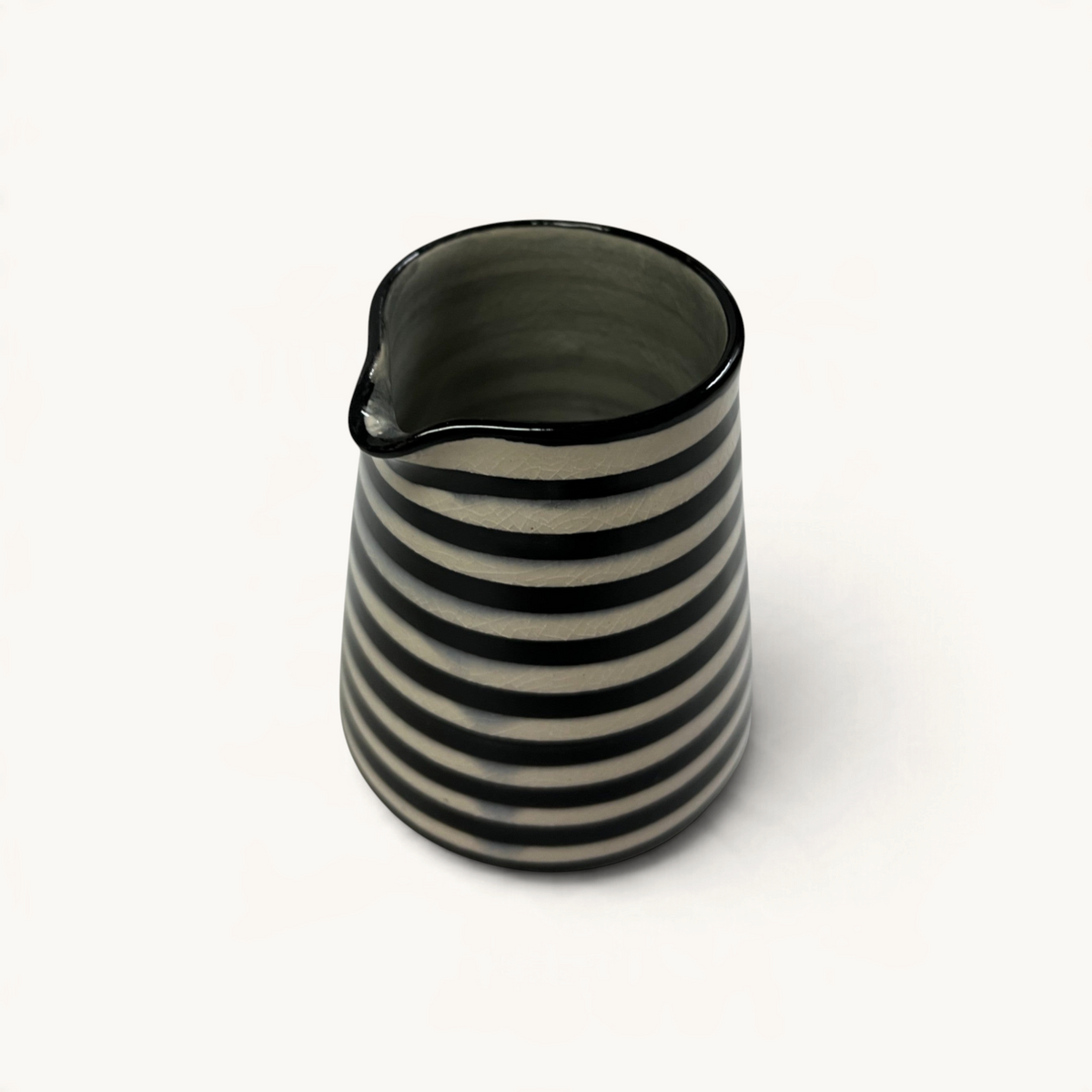 Pichet à lait TUYYA rayé noir et blanc au design vintage, idéal pour servir la crème avec élégance.
