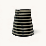 Pichet à lait TUYYA rayé noir et blanc au design vintage pour un service élégant de crème ou de lait.