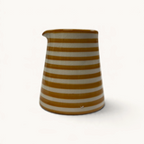 Pichet à lait TUYYA rayé jaune et blanc au style vintage pour servir la crème avec élégance sur une table.