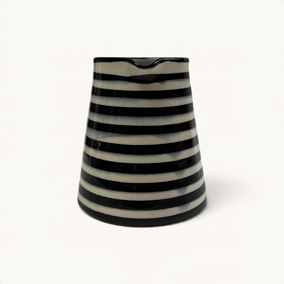 Pichet à lait TUYYA rayé noir et blanc au design vintage pour servir la crème avec élégance sur une table.