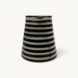 Pichet à lait TUYYA rayé noir et blanc au design vintage pour servir la crème avec élégance sur une table.