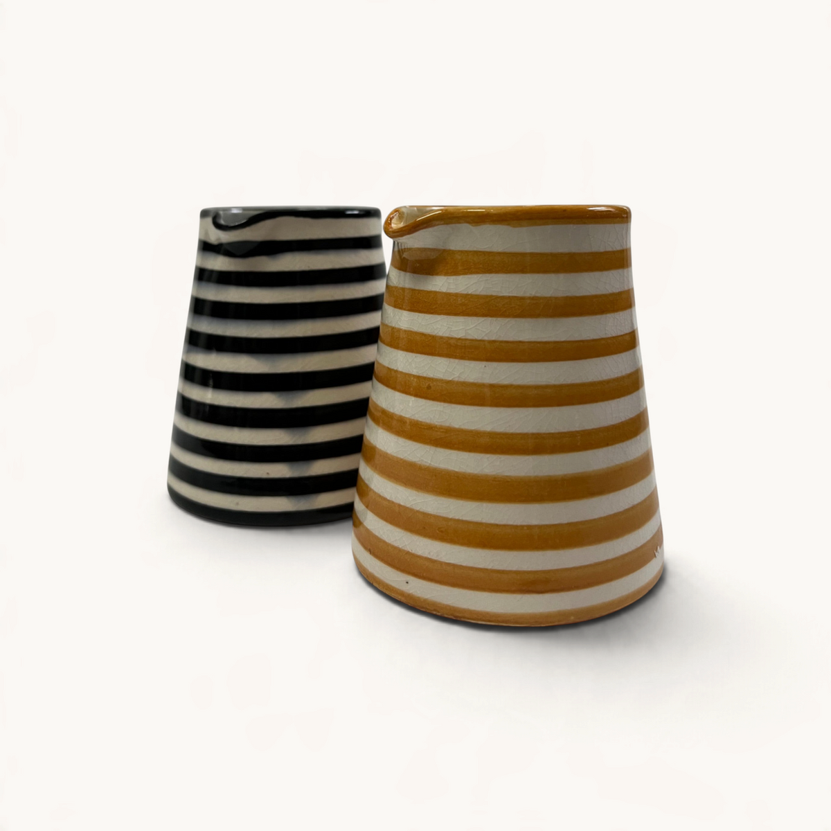 Pots à lait rayés TUYYA en céramique, disponibles en jaune et blanc ou noir, style vintage pour service à café.