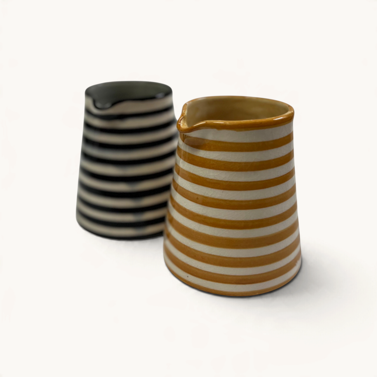 Pots à lait TUYYA rayés en céramique, un jaune et blanc et un noir, parfaits pour le service à café ou thé.
