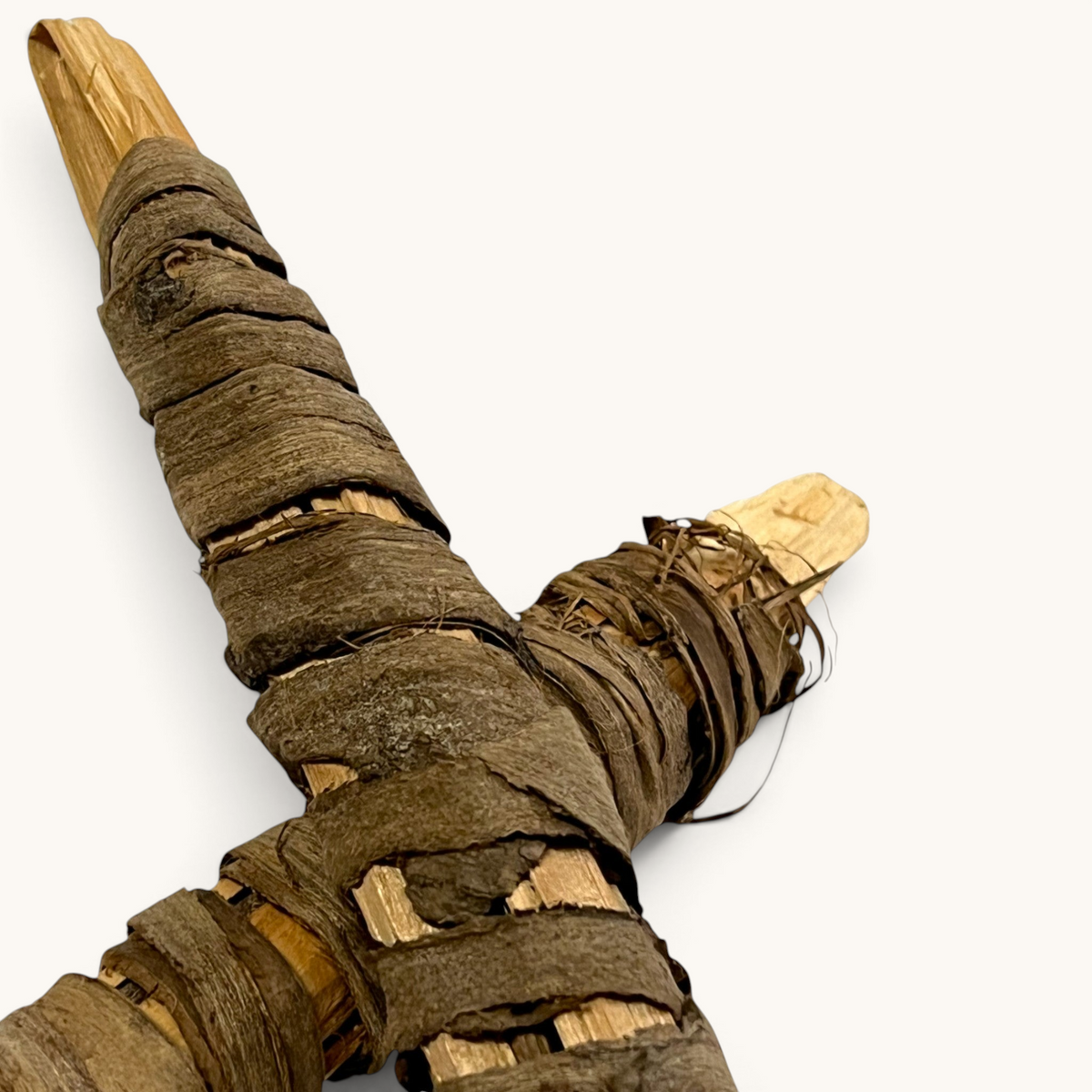Bâtonnets de Miswak naturel tuyya en écorce de noyer marocain pour une hygiène bucco-dentaire traditionnelle.