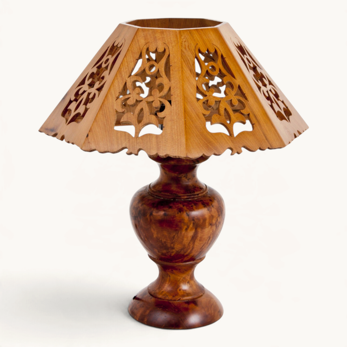 essaouira-artisan-handmade-thuya-wood-lamp-geometric-light-pattern
