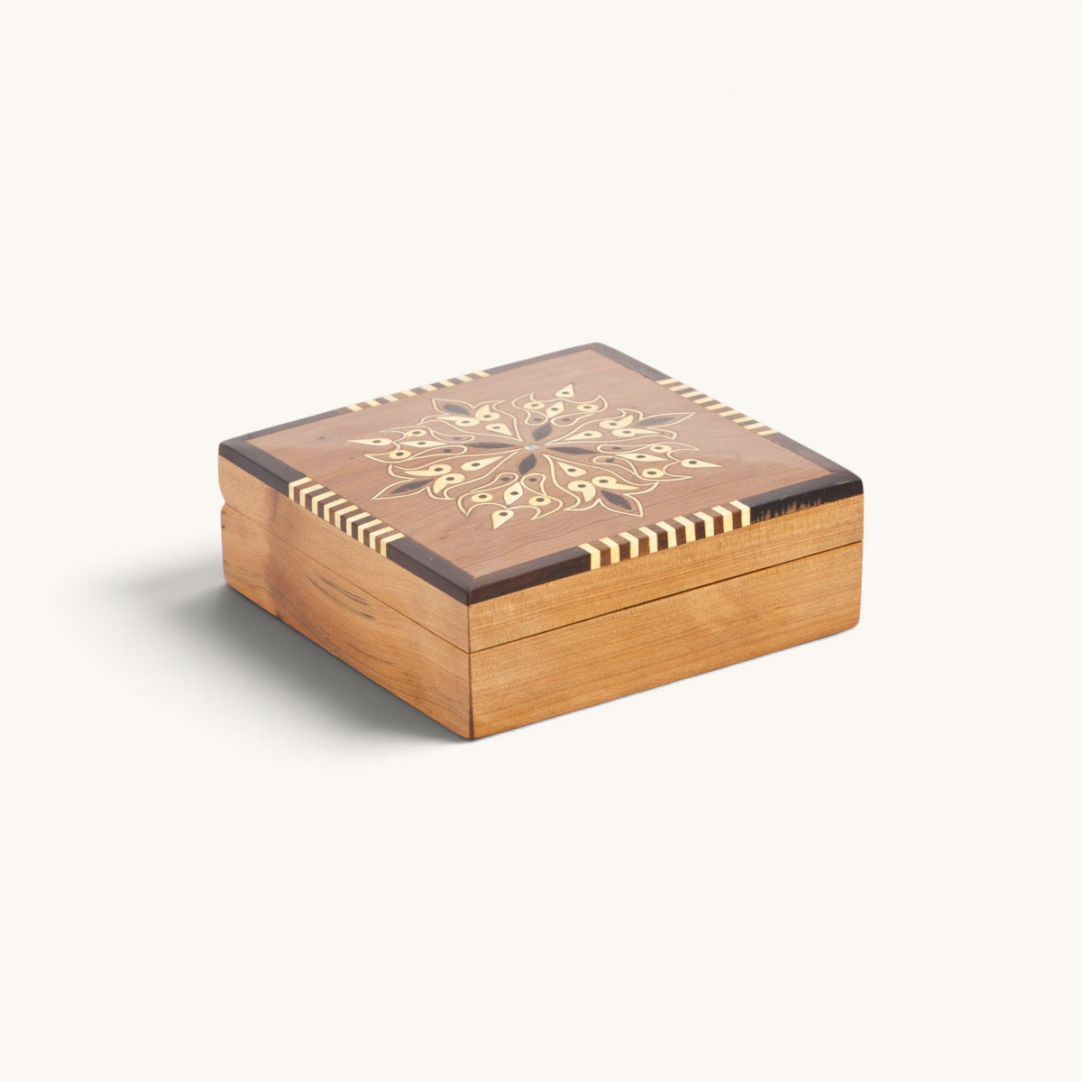 tuyya-arabesque-square-thuya-woodbox-with-mother-of-pearl-inset