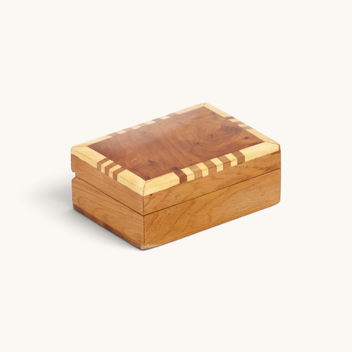 Thuya Woodbox Rectangular featuring an eye-catching top pattern of Lemon wood lattice inlays, beautifully crafted with skilled Moroccan craftsmanship.