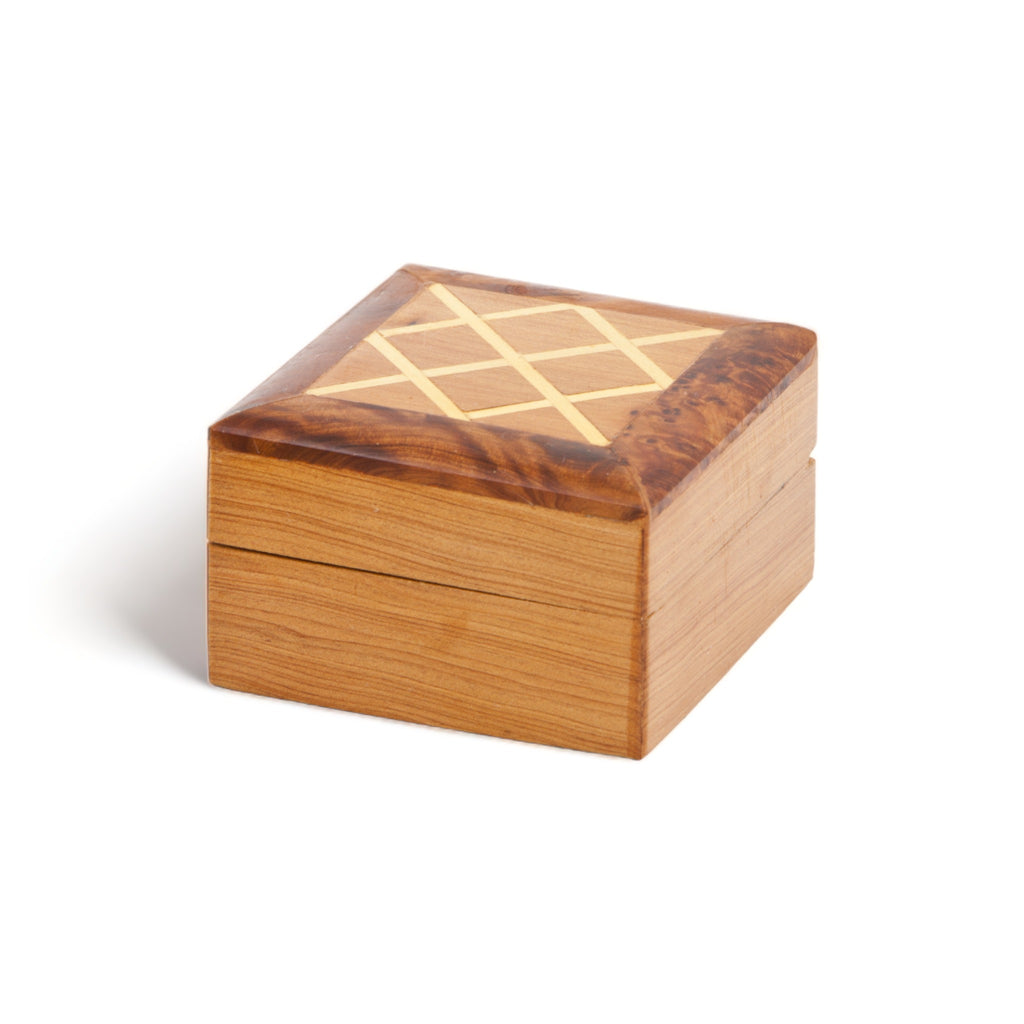 A stunning square Thuya Woodbox featuring a lemon wood inlaid star lattice pattern, displaying the richly-grained, rare thuya root's wood by TUYYA.