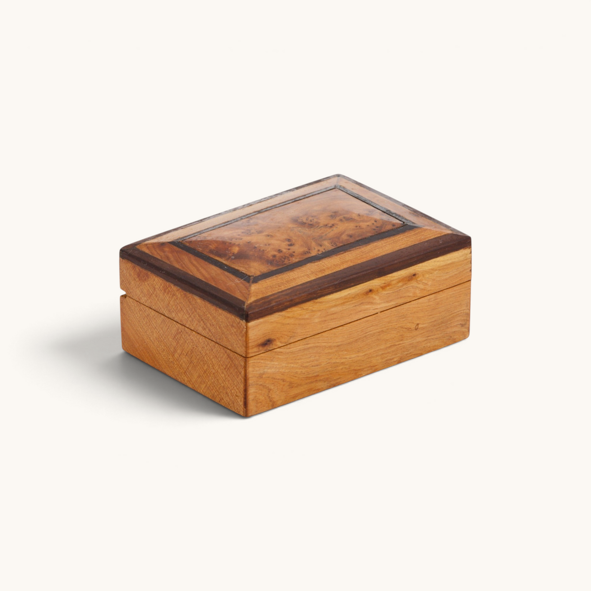 Thuya Woodbox Rectangular Simple Ebony, a masterful blend of simplicity and elegance, featuring dual ebony inlays on the top.