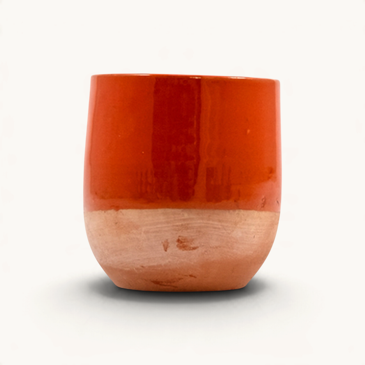 Tasse TUYYA artisanale en céramique émaillée orange avec base en terre cuite naturelle, fabriquée à Marrakech.