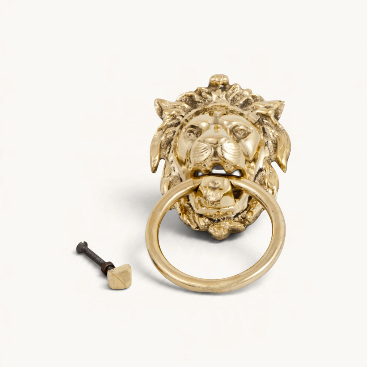 Heurtoir de porte TUYYA en forme de tête de lion en cuivre massif avec finition dorée polie et anneau circulaire.