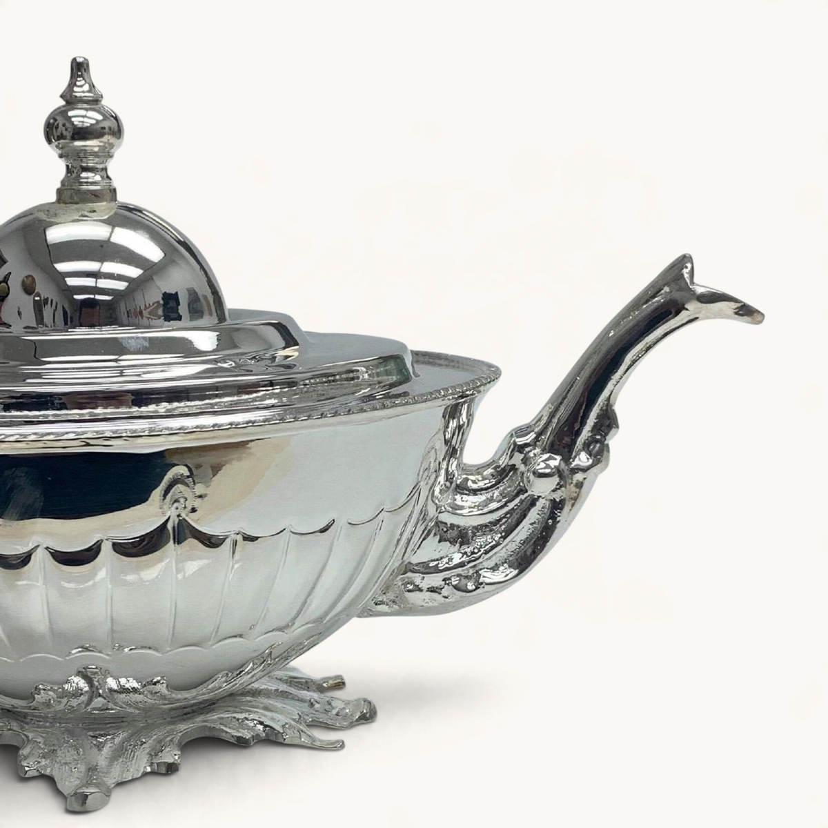TUYYA Manchester Britishtime silver-plated teapot with ornate legs and a classic silhouette on a white background.
