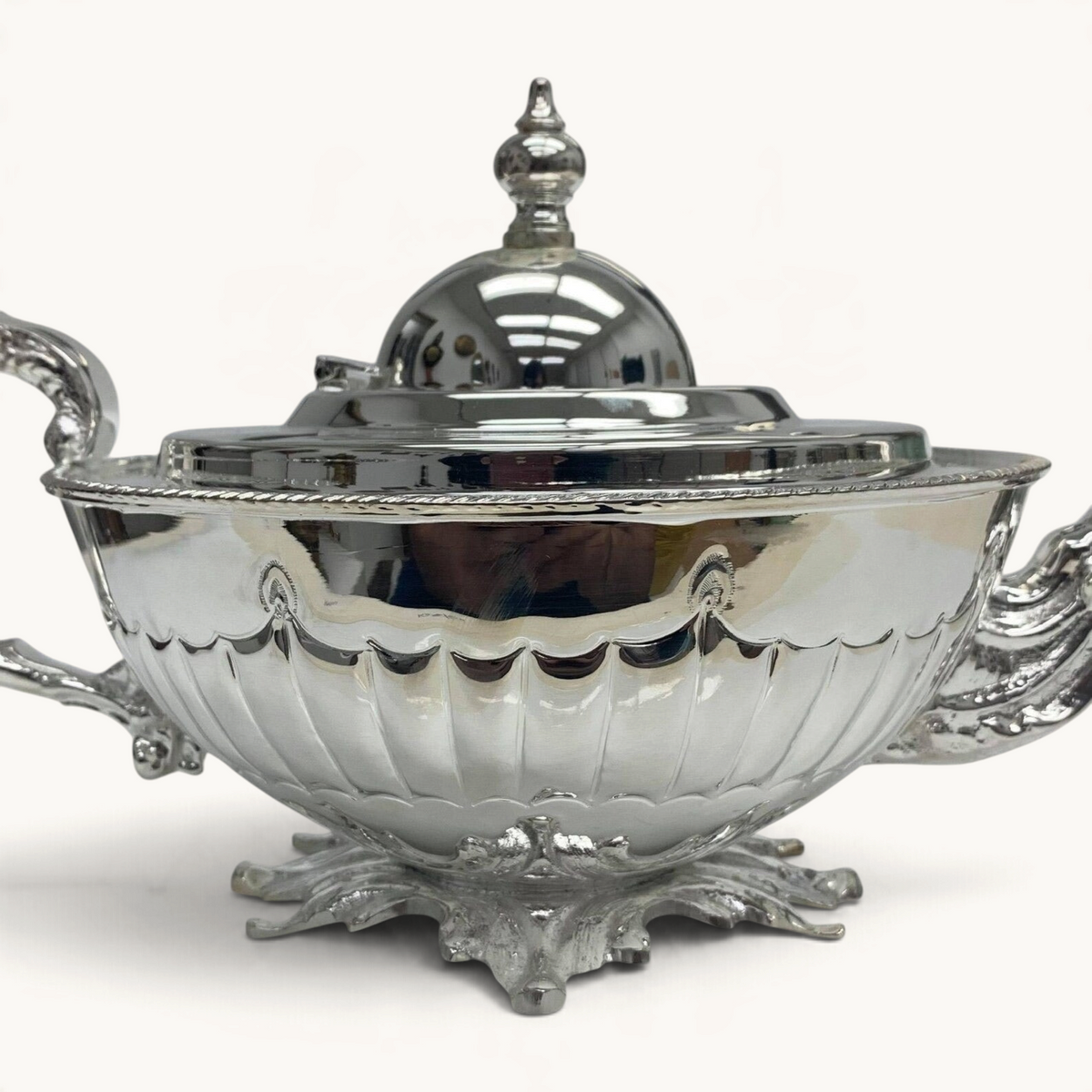 TUYYA Manchester Britishtime silver-plated teapot with ornate legs and a classic, elegant silhouette.