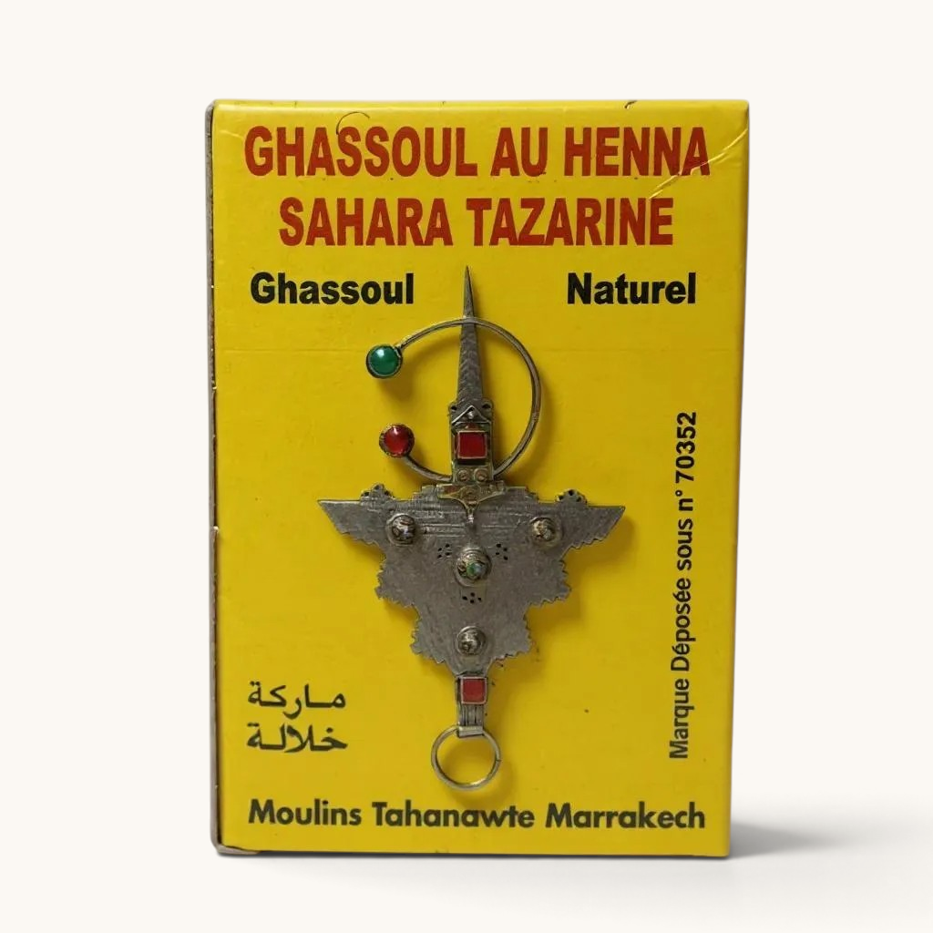 Boîte jaune de poudre de henné naturel Sahara Tazarine de la marque tuyya pour soins capillaires et art corporel.
