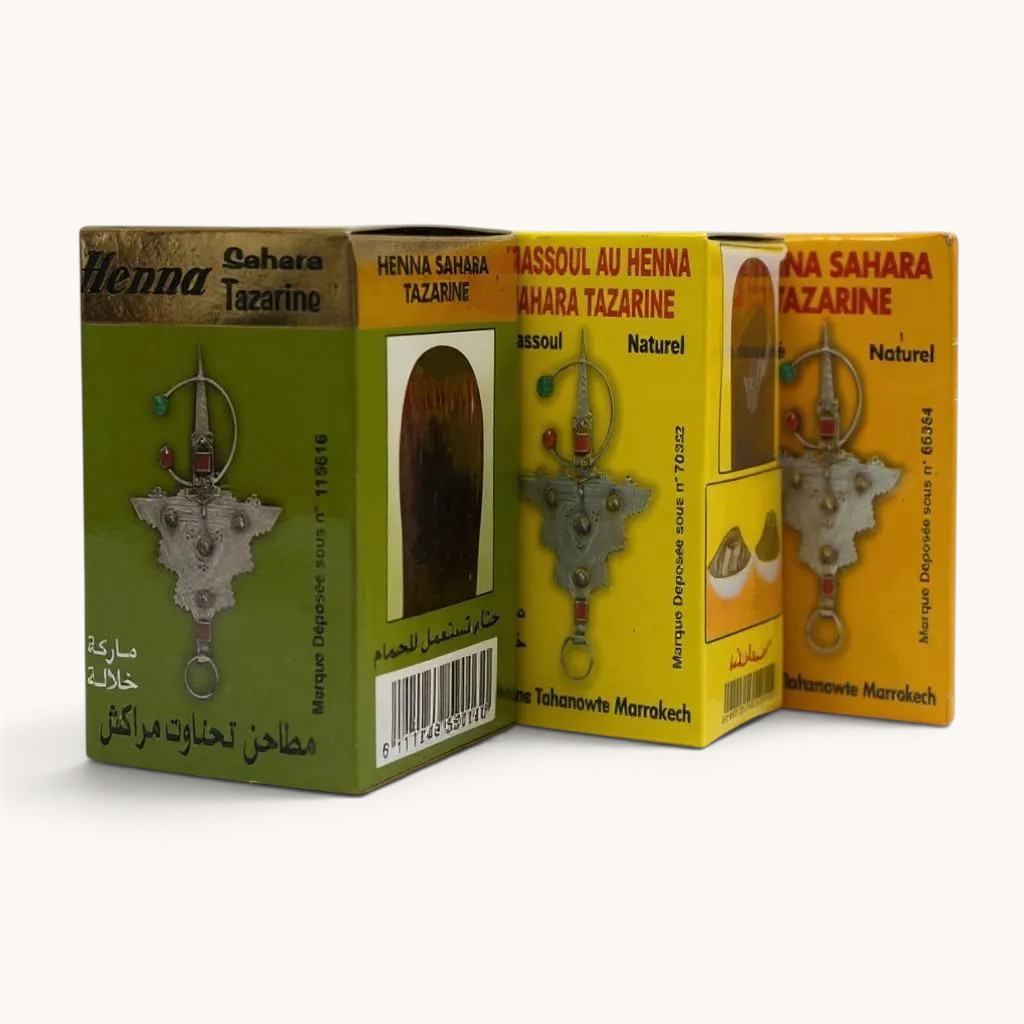 Trois boîtes de soin capillaire naturel tuyya Henna Sahara Tazarine et Ghassoul sur fond blanc