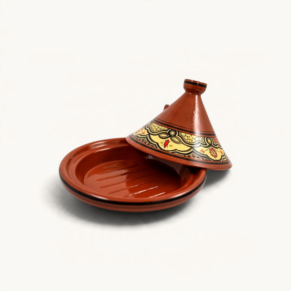 Tajine de cuisson émaillé TUYYA, fabriqué à la main au Maroc avec des motifs traditionnels peints et un couvercle conique.