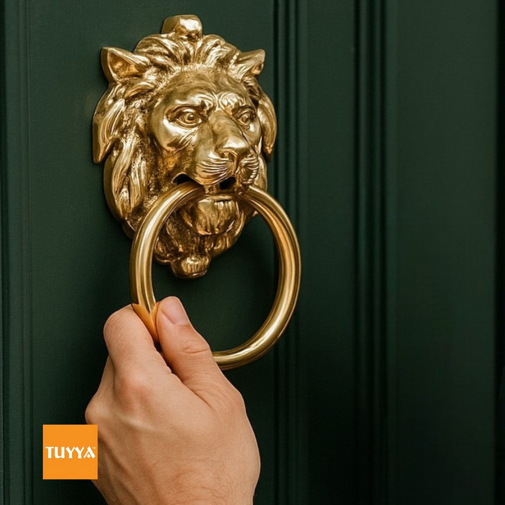 Heurtoir de porte TUYYA en forme de tête de lion en cuivre massif avec finition dorée brillante et anneau circulaire