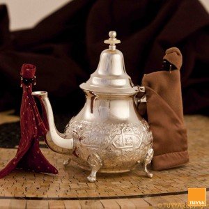 TUYYA silver-plated Moroccan teapot with Arabesque pattern and ornate legs, Tradition style, medium size